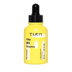 Dumsan 검은색 드로퍼 캡이 달린 밝은 노란색 TIAM Vita B3 Source 병. 라벨에는 "TIAM Vita B3 Source"와 "Niacinamide"를 포함한 검은색 텍스트와 용량 "40ml | 1.35 FL. OZ"가 있습니다.