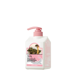 Dumsan Botol putih Milk Baobab Body Lotion, White Musk, 500ml dengan dispenser pompa berwarna merah muda. Label depannya menampilkan gambar pohon baobab dan teks yang menyatakan "Milk Baobab Body Lotion" dan "White Musk." Botol berisi 500 ml produk.