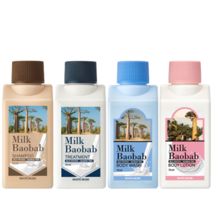 Dumsan Cuatro botellas de plástico del kit de viaje Milk Baobab, White Musk, 70 ml*4 se muestran en fila. De izquierda a derecha: champú en una botella beige, tratamiento en una botella blanca, gel de baño en una botella azul claro y loción corporal en una botella blanca con una tapa rosa. Todas las botellas tienen una etiqueta de White Musk.