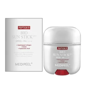 Un contenant de MEDIPEEL Peptide 9 Bio Sun Stick Pro SPF50+ PA++++ est présenté à côté de sa boîte d'emballage. Le produit contient du collagène hydrolysé, de l'ectoïne et de l'acide hyaluronique, offrant une protection solaire et des bienfaits pour la peau grâce à une technologie peptidique avancée.