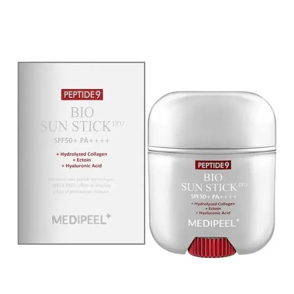 Dumsan Một hộp đựng MEDIPEEL Peptide 9 Bio Sun Stick Pro SPF50+ PA++++ được hiển thị bên cạnh hộp bao bì của nó. Sản phẩm bao gồm Collagen thủy phân, Ectoin và Hyaluronic Acid, cung cấp khả năng chống nắng và lợi ích cho da thông qua công nghệ peptide tiên tiến.